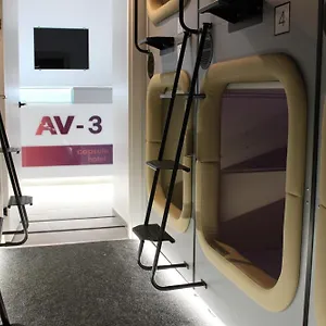 Av-3 Capsule Hotel cápsula